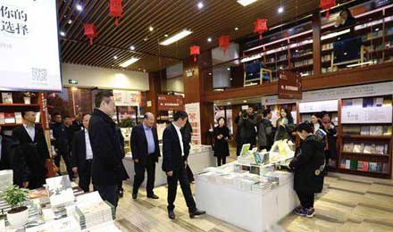 马云去书店买书,曾说:成功人士他不读书他一定会滑很惨 马云去书店买书,曾说:成功人士他不读书他一定会滑很惨