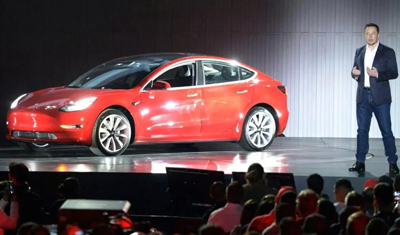 睡在地板的马斯克,掉落池塘的特斯拉 睡在地板的马斯克,掉落池塘的特斯拉