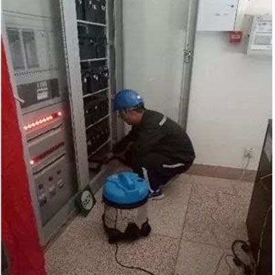 直流屏灰尘需专业人员定期清理.png 直流屏灰尘需专业人员定期清理.png
