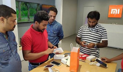 中国手机厂商的印度布局:子品牌成败几何?高通骁龙845处理器、最高8GB+256GB的存储组合,搭配上电池4000毫安时的大电池,同时还有当下最流行的液冷散热。这样一个拥有绝对旗舰硬件规格的产品,起售价仅仅只有人民币2070元。是不是很心动? 中国手机厂商的印度布局:子品牌成败几何?高通骁龙845处理器、最高8GB+256GB的存储组合,搭配上电池4000毫安时的大电池,同时还有当下最流行的液冷散热。这样一个拥有绝对旗舰硬件规格的产品,起售价仅仅只有人民币2070元。是不是很心动?