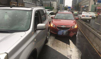 成都再现佛系交通事故处理:微信丢骰子定赔偿金 成都再现佛系交通事故处理:微信丢骰子定赔偿金