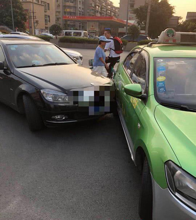 成都再现佛系交通事故处理:微信丢骰子定赔偿金 成都再现佛系交通事故处理:微信丢骰子定赔偿金