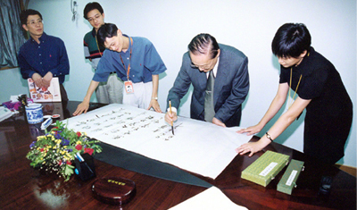 阿里追忆金庸:他曾在淘宝给马云题字“宝可不淘,信不能弃” 阿里追忆金庸:他曾在淘宝给马云题字“宝可不淘,信不能弃”