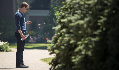 扎克伯格爆粗口,称将解雇向媒体泄密的员工 扎克伯格爆粗口,称将解雇向媒体泄密的员工