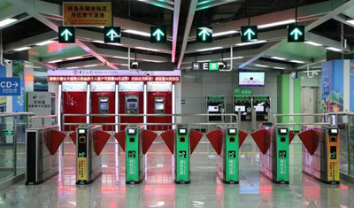 港媒:二维码支付有局限,地铁过闸机易拥堵 港媒:二维码支付有局限,地铁过闸机易拥堵