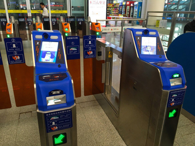 港媒:二维码支付有局限,地铁过闸机易拥堵 港媒:二维码支付有局限,地铁过闸机易拥堵