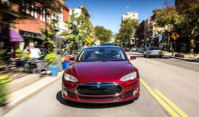 特斯拉汽车在俄高速公路上撞车起火后两次爆炸