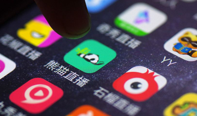 有出门遛狗走了两步就开始围观战局的 有忘了出门的目的是被派出来买菜的 也有把接孙子的任务抛之脑后的 有出门遛狗走了两步就开始围观战局的 有忘了出门的目的是被派出来买菜的 也有把接孙子的任务抛之脑后的