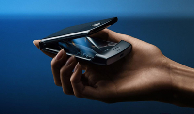 摩托罗拉 Razr 为折而“折”,最大卖点成槽点 摩托罗拉 Razr 为折而“折”,最大卖点成槽点