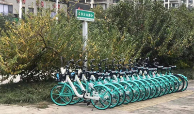 运维人员将自家单车扔进绿化带?青桔单车回应:临时集中故障车 运维人员将自家单车扔进绿化带?青桔单车回应:临时集中故障车